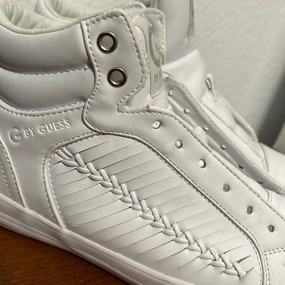 guess women's white tennis shoes